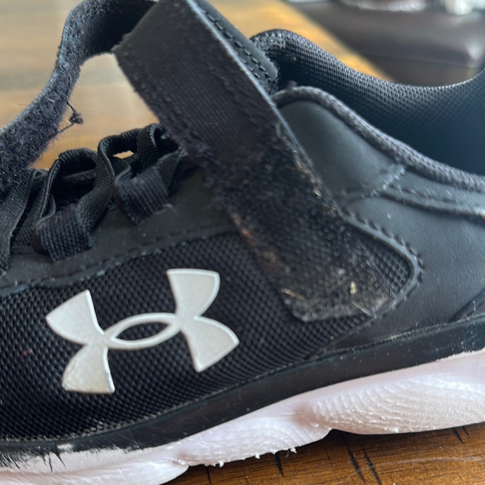 Under Armour Black and White Sneakers with Cushioned Sole - Picture 11 of 12